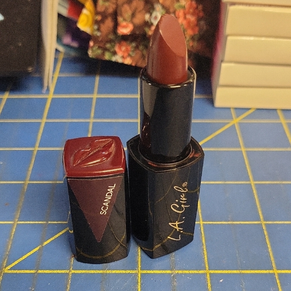 LA Girl Scandal Lipstick Magnetic Tube - Deep Red